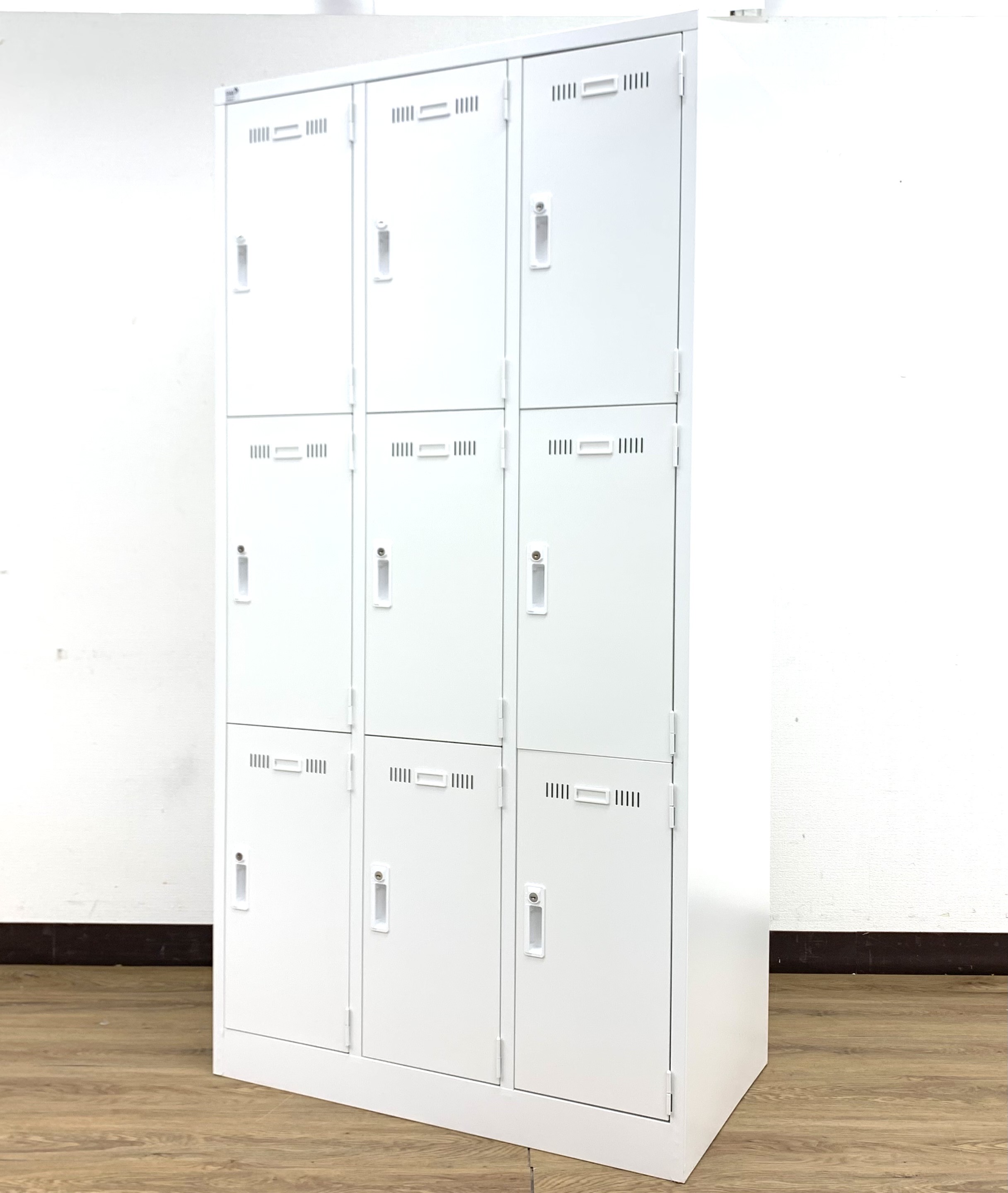 【1台入荷】みんな仲良く9人用スタンダードロッカーSLKW-9※ホワイトカラー◆生興製【RP】
                        ＳＬＫロッカー
                                    中古
            