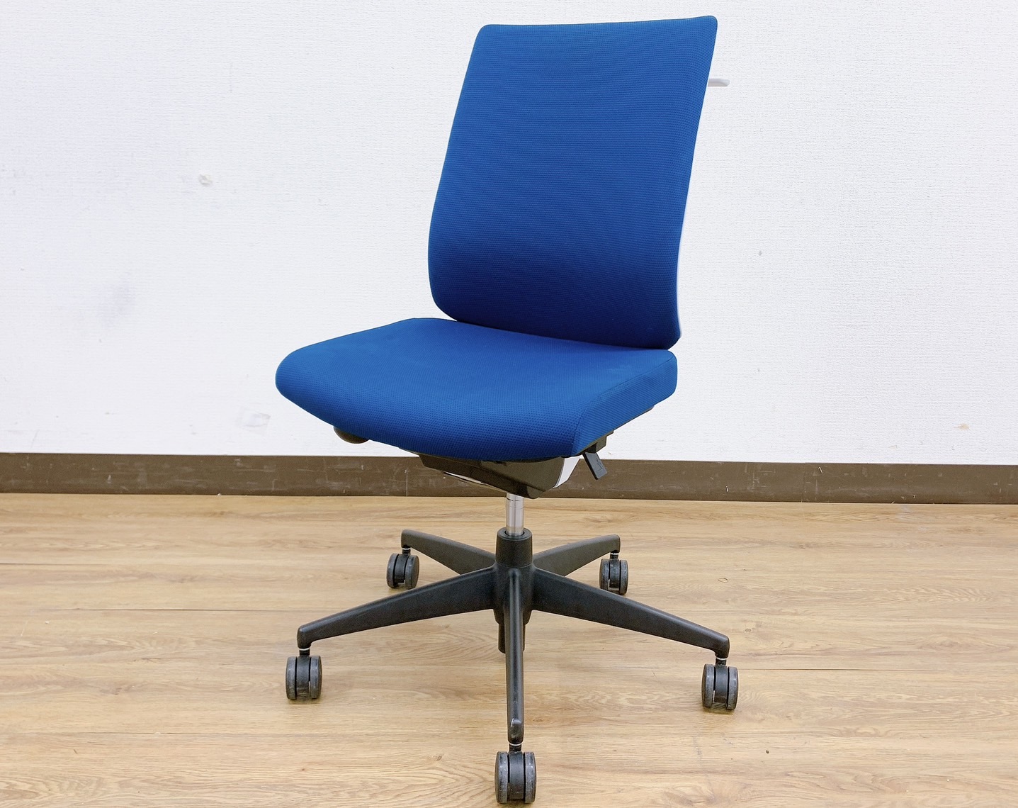 【7脚入荷】新しい配色！ブルー＆ホワイト定番オフィスチェアウィザード（Wizard）シリーズ※ハンガー付き仕様◆コクヨ製【RP】
                        ウィザード2
                                    中古
            