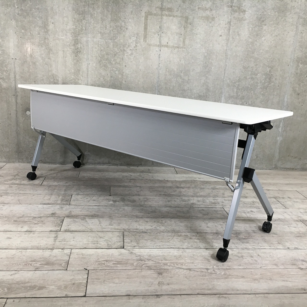 【4台入荷！】研修時期や会議室のスペースを有効活用したい方おすすめ！キャスター付きフラップ式テーブル
■イトーキ/HX/ホワイト
                        HXシリーズ
                                    中古
            