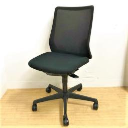 オカムラのフルーエントが中古で入荷！メッシュチェア 多機能かつデザイン性も〇