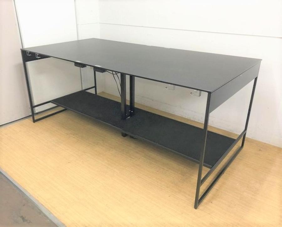 オカムラ　SOLISTE(ソリスト)　テーブルハイタイプ　ブラック色の家具で洗練された空間の演出に　
                        その他シリーズ
                                    中古
            