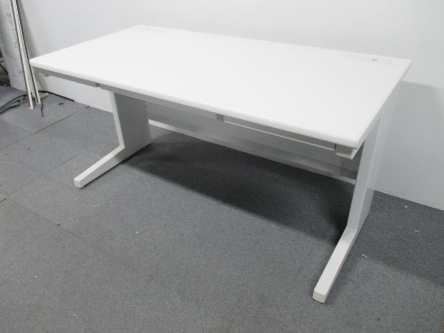 【ゆとりのあるワークスペース！】■イナバ　平デスク　Ｗ1400×D700mm　ホワイト　※配線カバー欠けのためお安く！
                        その他シリーズ
                                    中古
            