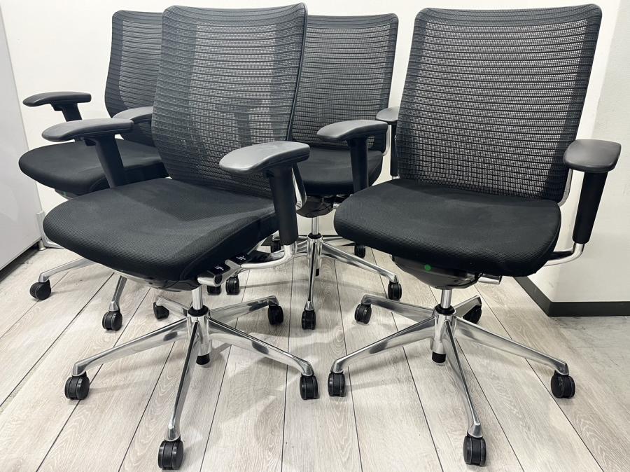 【4脚セット】ミーティングスペースをアップグレード！シンプルなスタイリングに、機能に、バリエーションに。磨き抜かれた美しさと、時代を超える普遍性を搭載して。
                        コーラルメッシュ
                                    中古
            