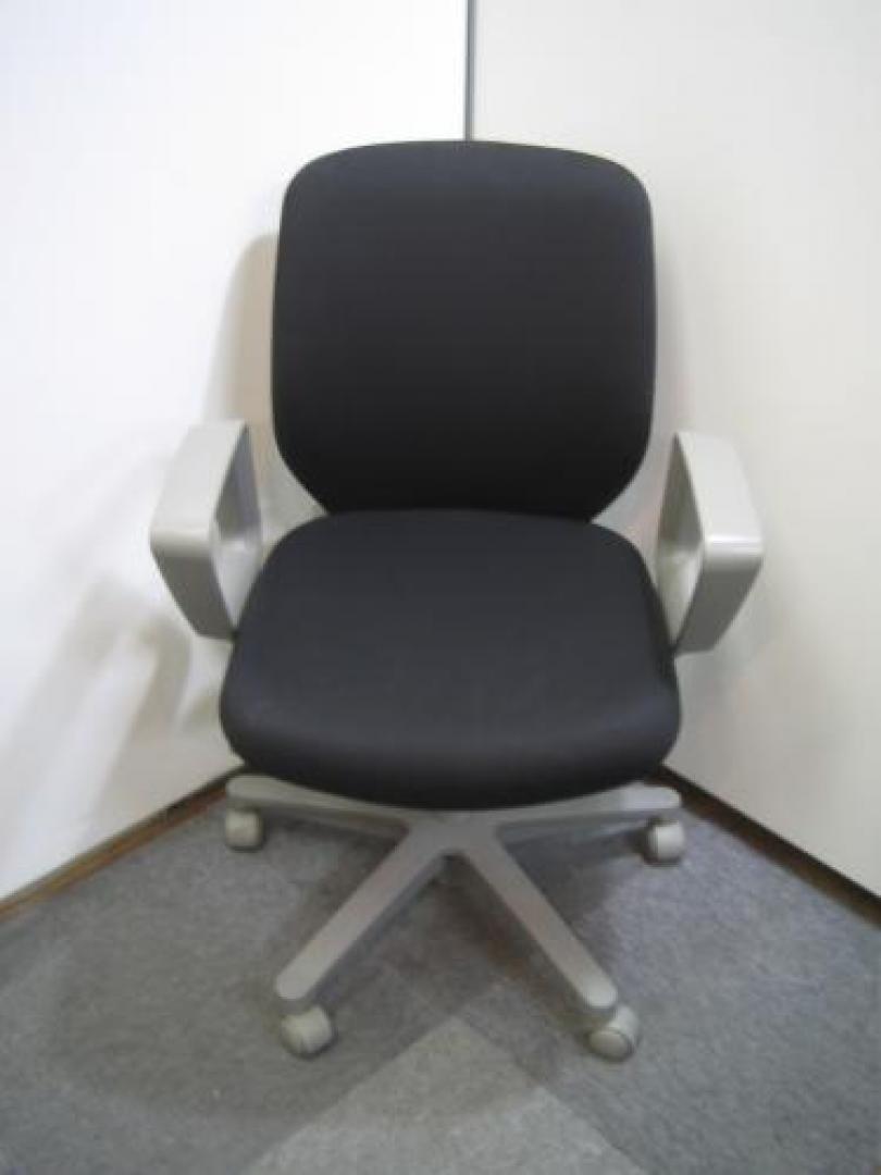 <A Href=http://www.officebusters.com/shop_showsai/iidabashi.php>飯田橋店！ご来店即決20％OFFキャンペーン！詳しくはこの文字をクリック！</A>■セディスタ　■肘付　ブラック　■座った瞬間や姿勢を変えた時にも、背もたれのダブルクッションが背中になじみ、体の動きにしなやかに対応します。【OAチェア】
                                    中古
            