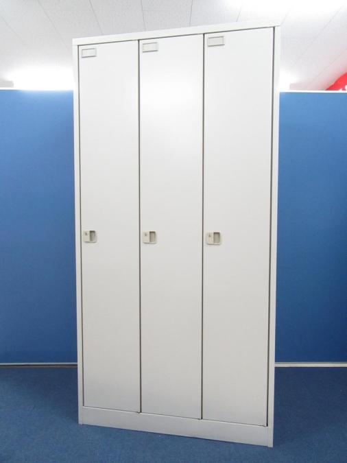 【ゆとりのある収納スペース！】■イトーキ製　3人用ロッカー　ホワイトグレー
                        L型
                                    中古
            