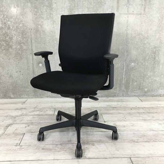 【クッションが心地よい！】ふかふかクッションでお仕事が快適に！♦オカムラ製
                        エスクード
                                    中古
            