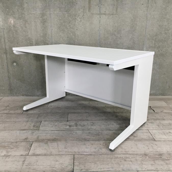 【2021年製！】【在庫入替セール品！！】定番シリーズの平机入荷！引出なしで足元広々！
■オカムラ/アドバンス/幅1200mm
                        アドバンス
                                    中古
            