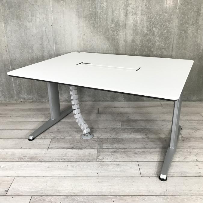 【2~4名にオススメのW1400/D1100のテーブル！】【在庫入替セール品！】オカムラ　リフティオ　ホワイト　ミーティングテーブル　配線カバー付き　【オカムラの高級テーブル！】【SA】
                        リフティオ
                                    中古
            