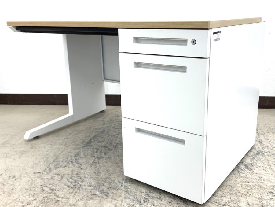 片袖机　イトーキ製　CZRシリーズ　ナチュラル天板　引き出し付き　【W1200のスタンダードサイズ！】
                        CZRデスク
                                    中古
            