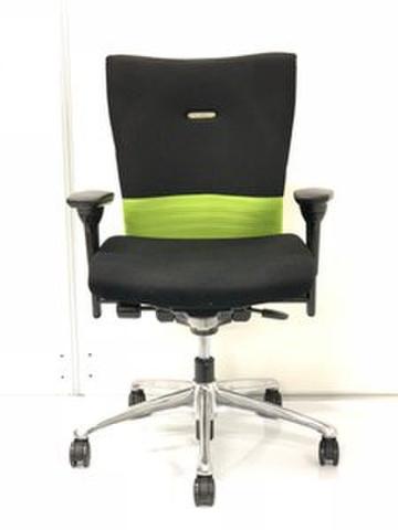 【3脚限定】オカムラ製｜フィーゴチェア｜機能美あふれるデザイン、快適な座り心地と使いやすさを徹底追及して開発されたチェアです！
ブラック×グリーン フィーゴチェア   中古 