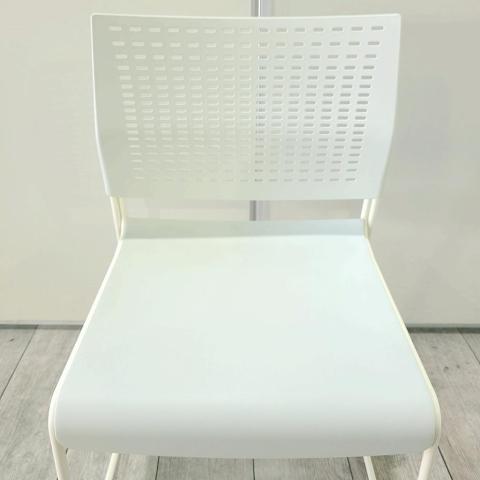 【状態良好】非常用の椅子にもおすすめ　オカムラ　Kette(ケッテ)　ホワイト　スタック収納
                        その他シリーズ
                                    中古
            