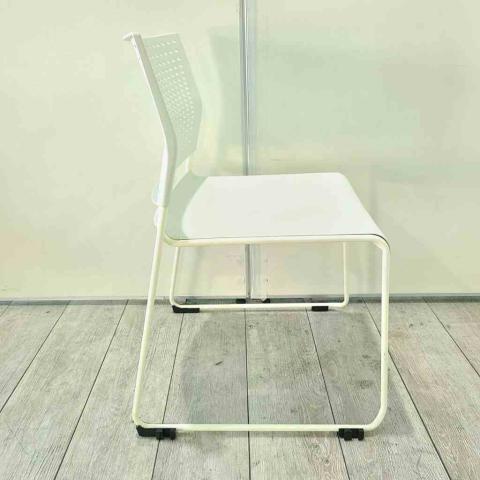【状態良好】非常用の椅子にもおすすめ　オカムラ　Kette(ケッテ)　ホワイト　スタック収納
                        その他シリーズ
                                    中古
            