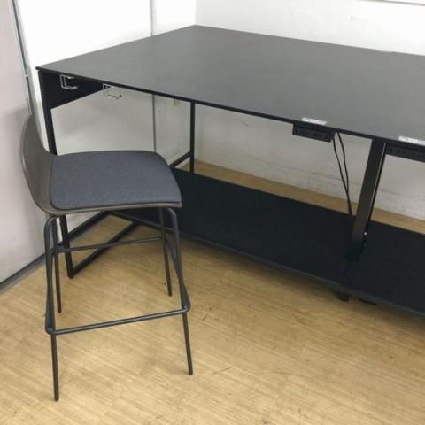 オカムラ　SOLISTE(ソリスト)　テーブルハイタイプ　ブラック色の家具で洗練された空間の演出に　
                        その他シリーズ
                                    中古
            