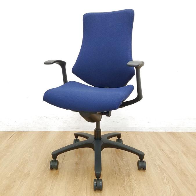 【J】【最先端のデザインに快適な座り心地！】■イトーキ製　エフチェア　デザインアーム　ネイビーブルー　■三次元フォルムが腰にフィット！
                        エフクロス
                                    中古
            