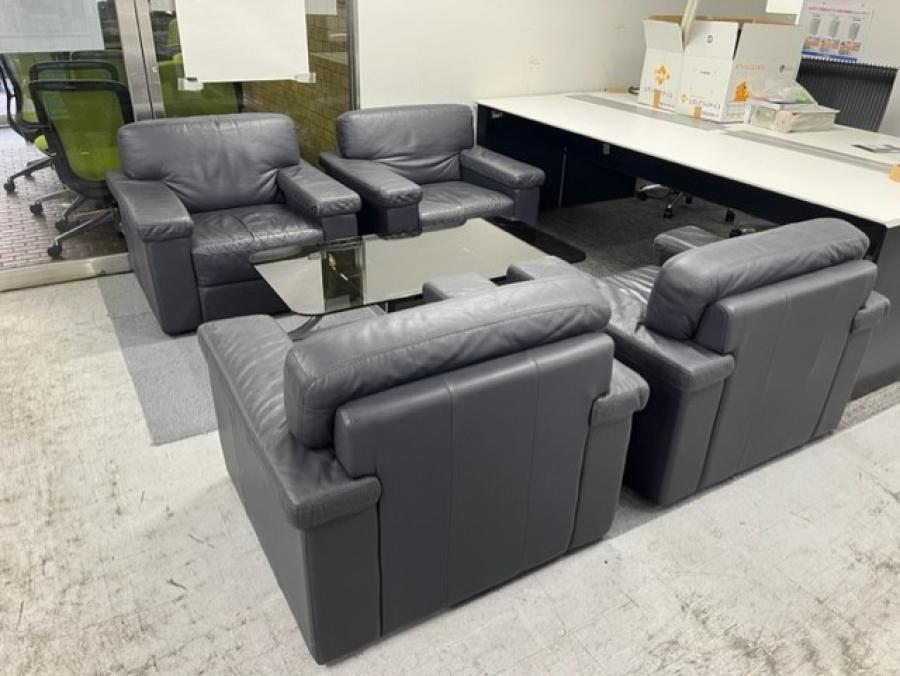 【1セット限定！！】オカムラ製　応接セット一式　1人用ソファ×4台　ガラスセンターテーブル付き　ダークグレーク　革張り　高級
                        その他シリーズ
                                    中古
            