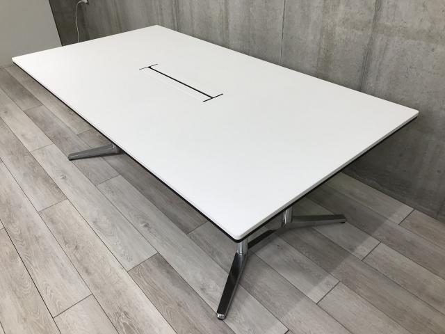 【高級テーブル入荷！】オカムラ（okamura）ラティオⅡシリーズ　大型テーブル　幅2100㎜　■色：ホワイト　配線有
