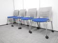 【4脚セット！】定番のブルー椅子｜収納が便利でオフィスに最適な商品です！