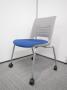 定番のブルー椅子｜収納が便利でオフィスに最適な商品です！