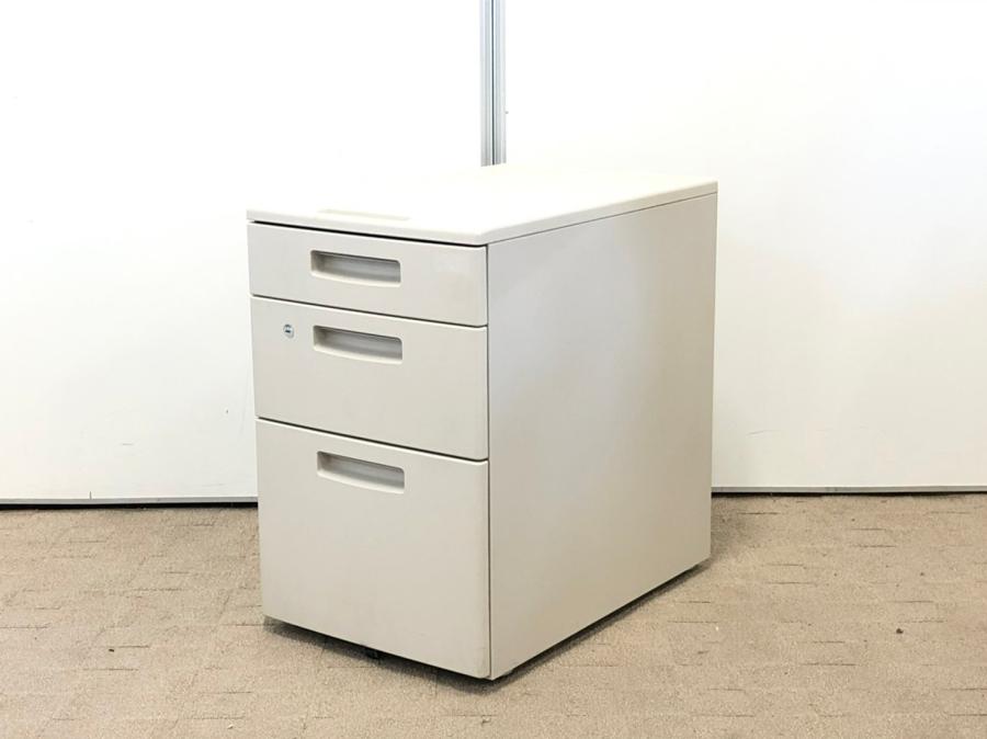 定番の3段ワゴンが入荷！既存デスクと合わせやすい明るめなグレー系カラーとなります！
■コクヨ/BS/ニューグレー
                        新BS
                                    中古
            