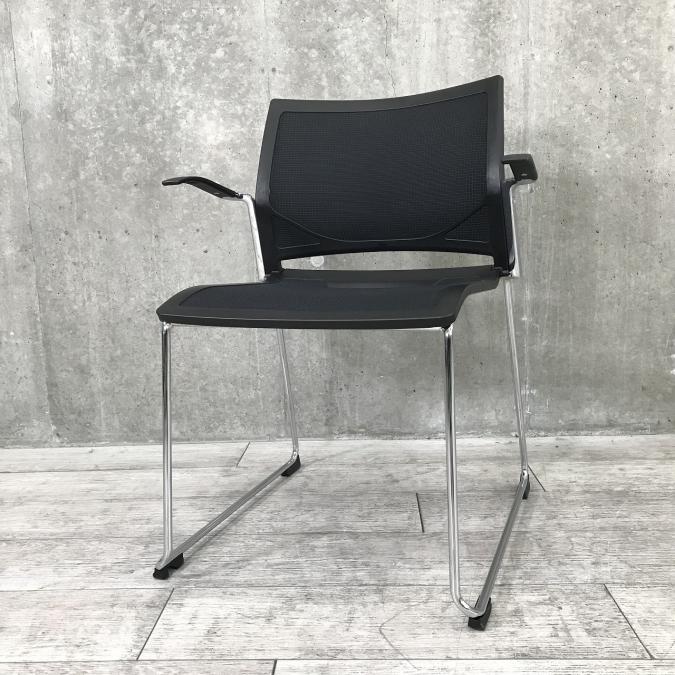 スタイリッシュデザインのミーティングチェアシリーズ入荷！
■オカムラ/Zart/ブラック/ひじ掛け付き
                        ツァルト
                                    中古
            