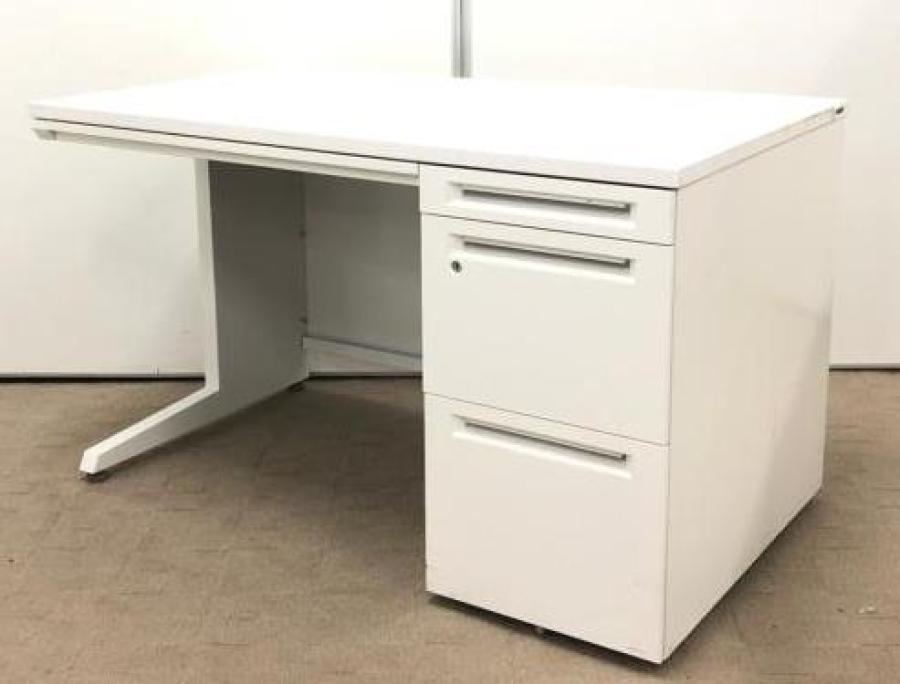 【在庫入替セール（本在庫限定価格）】 ■オカムラ　アドバンスシリーズ　片袖机　W1200×D700㎜　ホワイト　【訳アリ】塗装剥がれあり　A00904492
                        アドバンス
                                    中古
            