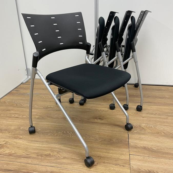 【4脚セット】　イトーキ製　マノスシリーズ　背もたれ樹脂　ブラックカラー　ネスティングチェア！！
                        マノスチェア
                                    中古
            