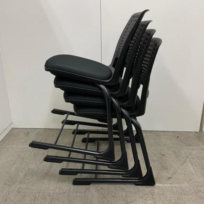 【4脚セット】】イトーキ製　レスパスシリーズ　座り心地と使いやすさをそなえたスタッキングチェア！！
                        lespas
                                    中古
            