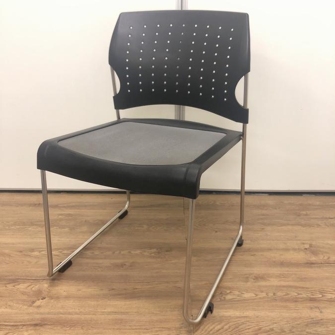 スタッキング　ブラック　メッシュ　収納　コクヨ　プレド　Ｐｒｅｄｏ　研修　会議　ミーティング　待合
                        プレド
                                    中古
            