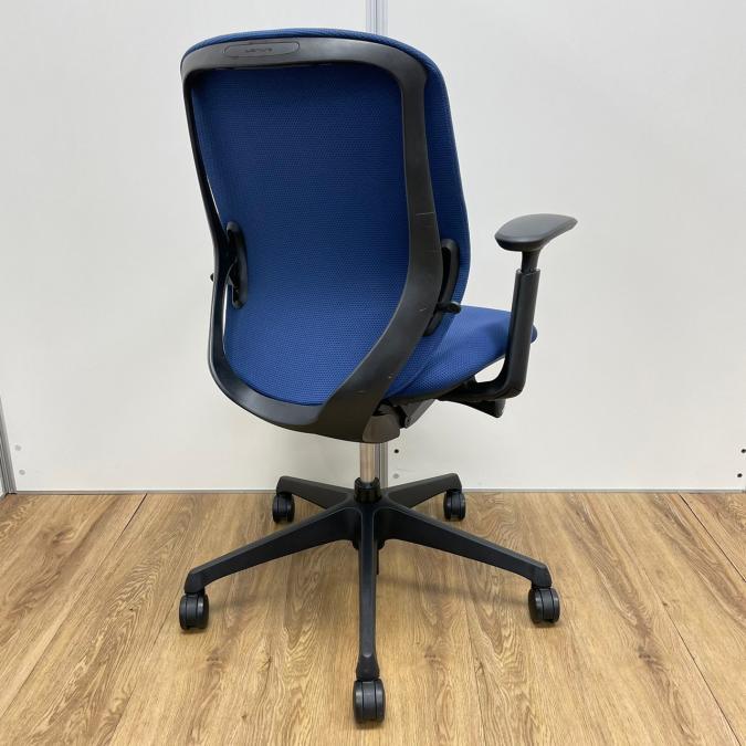 zm　オカムラ　シルフィーチェア　ブルー　2017年製　 ローバック　中古品 中古】シルフィー オカムラ/okamura 肘付ローバックチェア