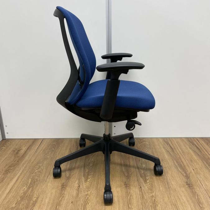 zm　オカムラ　シルフィーチェア　ブルー　2017年製　 ローバック　中古品 中古】シルフィー オカムラ/okamura 肘付ローバックチェア