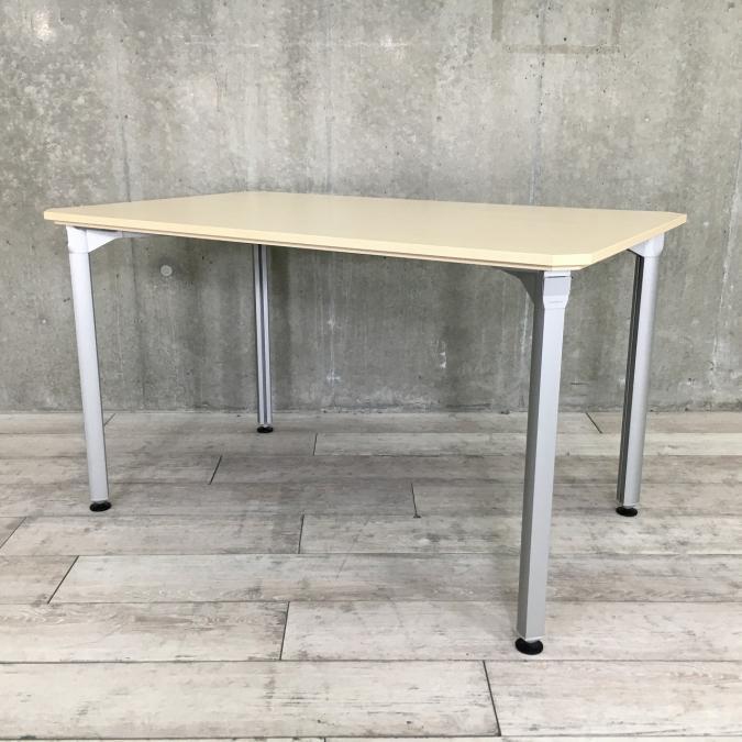 オカムラ製のコンパクトな会議用テーブルが入荷！　　幅1200㎜　奥行750㎜　4つ脚タイプ　
                        その他シリーズ
                                    中古
            