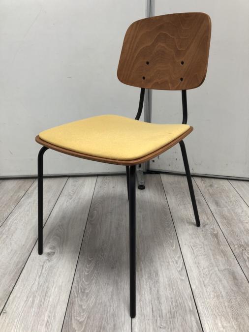 穏やかな雰囲気に包まれる綺麗な緑とウッドの背板がベストマッチ！　安定のイトーキ製 ノットワークシリーズ　スタッキングチェア
                        ノットワーク
                                    中古
            