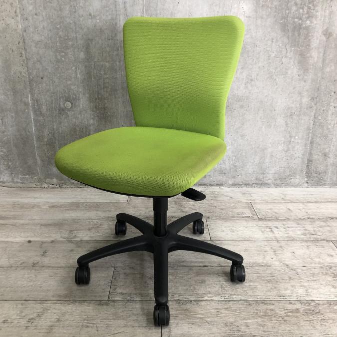 【オフィスに彩り＆業務効率に優れたチェアを！】オカムラ（okamura）カロッツァチェア　■色：ライトグリーン　肘無し
座面使用感あり
                        カロッツァチェア
                                    中古
            