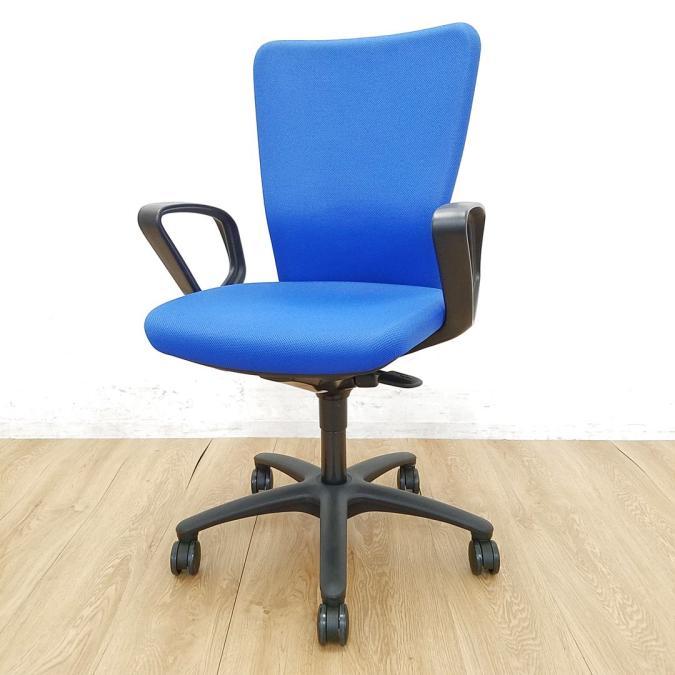 【残り1脚！】定番のオカムラ製のチェアが入荷！厚めのクッションで座り心地抜群！
■オカムラ/カロッツァ/ブルー　ブラックシェル　リング肘
                        カロッツァチェア
                                    中古
            