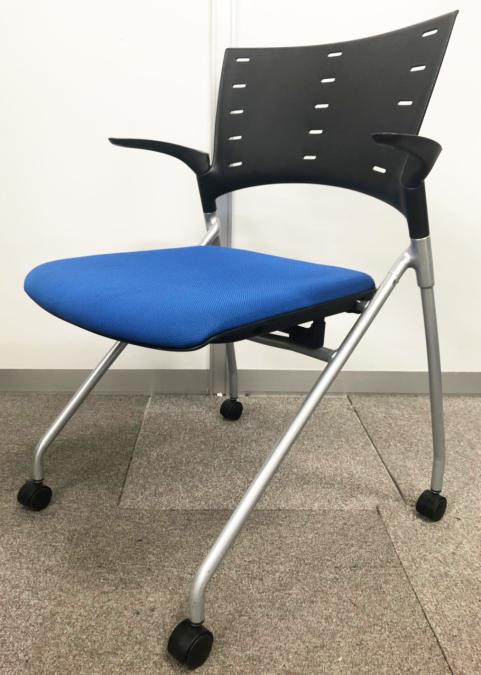 肘付きの会議用チェア入荷！横に重ねられるネスティングチェア！キャスター付きで収納も楽々！
                        マノスチェア
                                    中古
            