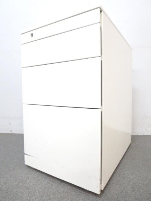 ■オカムラ製　4段ワゴン　ホワイト■※キズあり商品！@①ksk-nkm~1/19
                        プロユニット
                                    中古
            