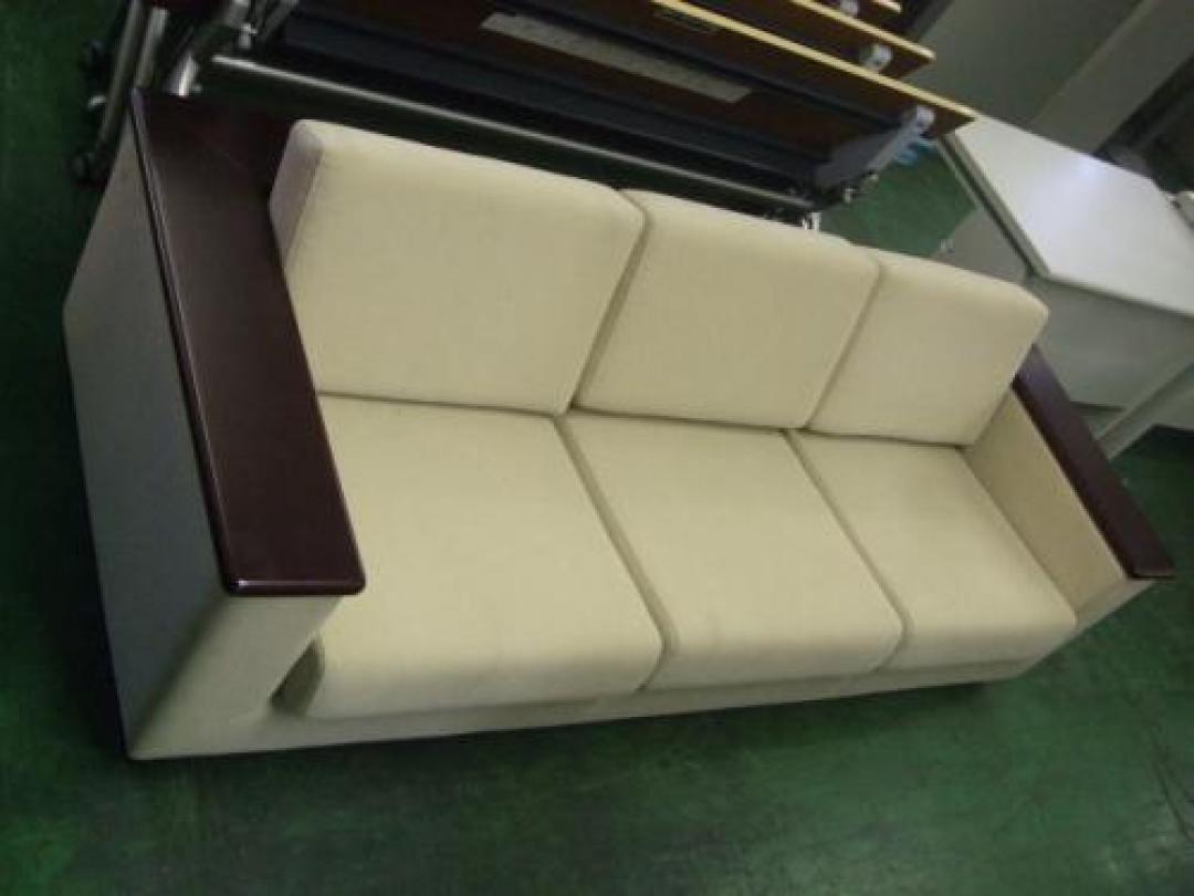 【定価￥541.065？って50万円以上すんじゃん！！】　イトーキの高級3人掛けソファ【座面クッションの業者クリーニング料込み価格です。】
                                    中古
            