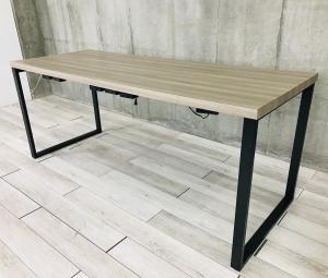【トレンドの木目仕様】スタイリッシュなデザイン！カウンターテーブルとしてもおすすめ！便利なコンセント付き仕様です！
■オカムラ/アルトピアッツァ/プライズウッドミディアム　幅2400㎜ 奥行900㎜ 高さ1000㎜