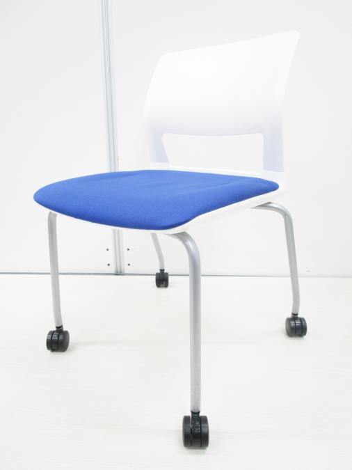 【明るく軽快なデザイン！】■コクヨ製　スタッキングチェア　ブルー　■スイスイ動かせるキャスター付！
                        160シリーズ
                                    中古
            