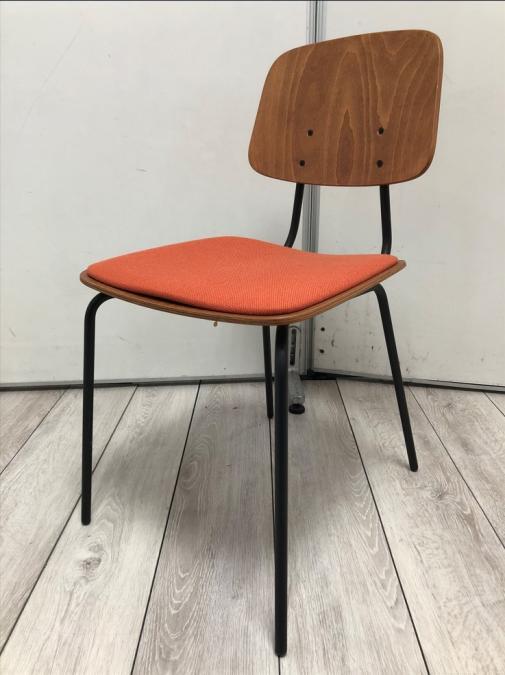 穏やかな雰囲気に包まれる綺麗な緑とウッドの背板がベストマッチ！　安定のイトーキ製 ノットワークシリーズ　スタッキングチェア
                        ノットワーク
                                    中古
            