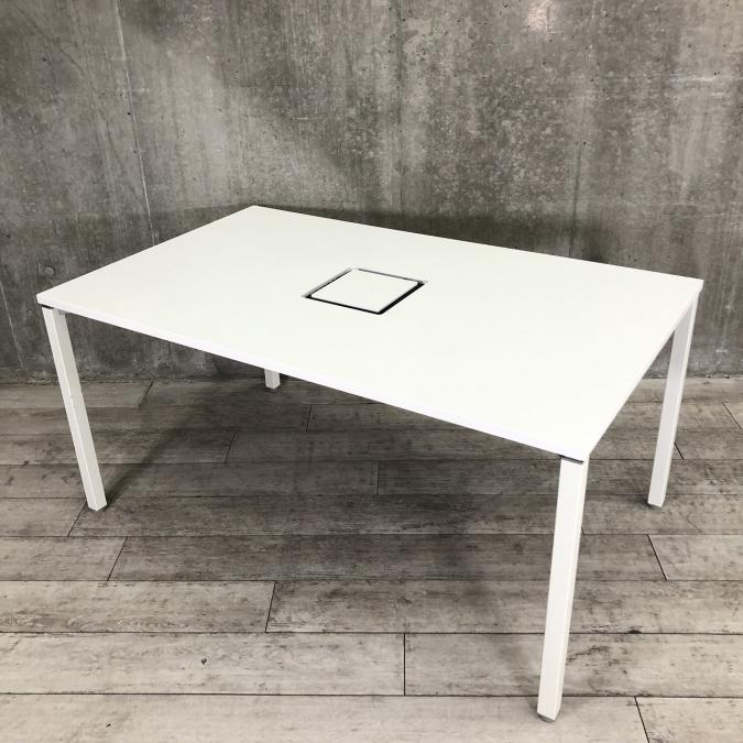 【幅1500mm奥行900mmサイズで4～6名で使用推奨！配線孔もある為、PC作業も〇】オカムラ（okamura）アプションフリー　ミーテイングテーブル　■色：ホワイト
                        アプションフリー
                                    中古
            