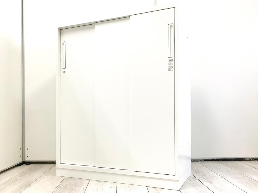 【2台限定】【省スペースでも使える3枚引き違い書庫！】コクヨ（KOKUYO）エディアシリーズ　3枚引き違い書庫　■色：ホワイト　
                        エディア
                                    中古
            