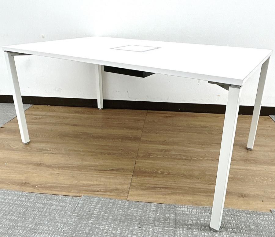 【限定4台入荷】真っ白天板アプションフリーテーブル（Aption Free Table）※配線ダクト付＆四本脚仕様◆オカムラ製【RP】
                        アプションフリー
                                    中古
            