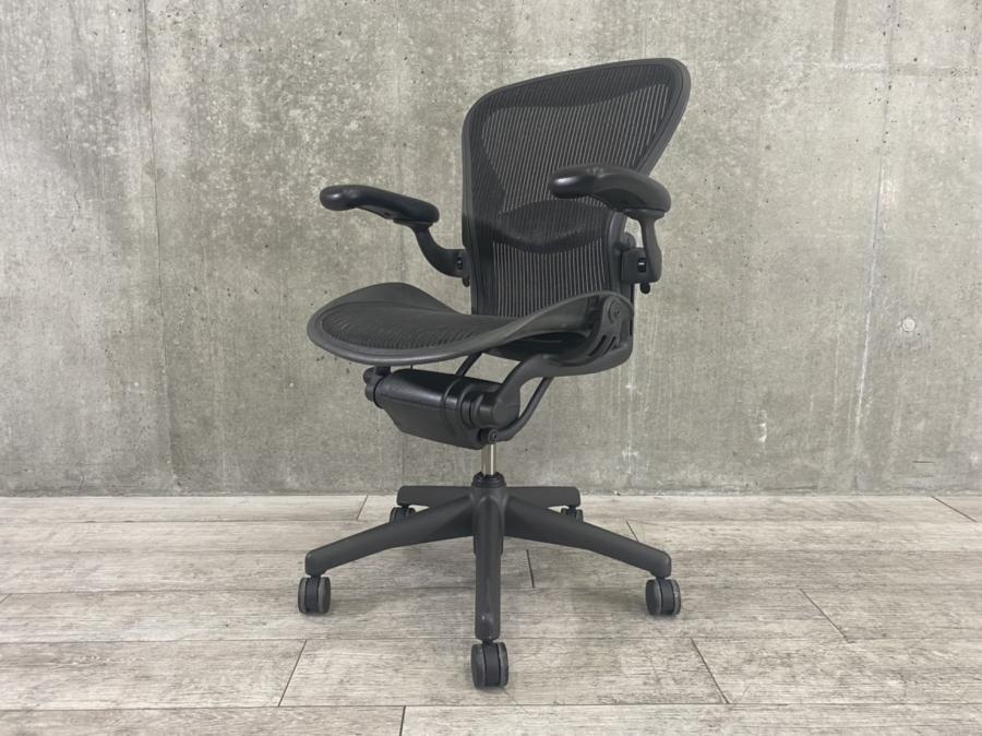 【遠方倉庫在庫品】不動の人気！高級チェアの大定番！！Aeron Chair !!【AO】
■ハーマンミラー/アーロン/ブラック　Bタイプ　上下昇降のみ　ランバーサポート付・肘可動式
                        アーロンチェア
                                    中古
            