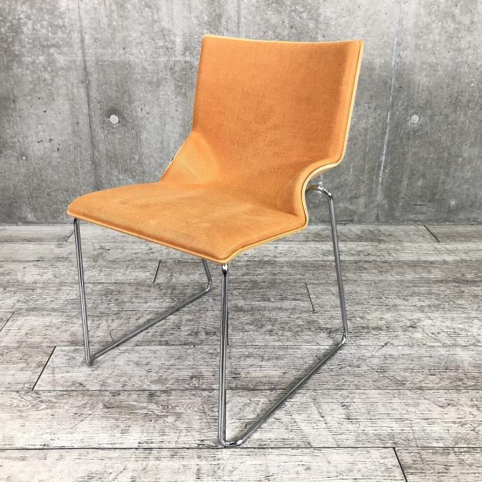 【木を活かした上質なデザイン！】■スタッキングチェア　クロス張り　■リフレッシュスペースにもオススメ！ A00899282
                        その他シリーズ
                                    中古
            