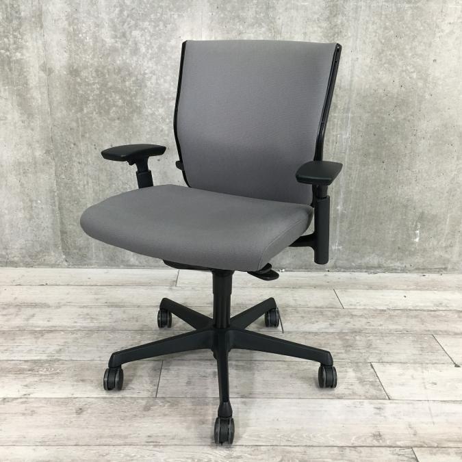 法人様おすすめチェア！【定価10万以上する高機能チェアが入荷！】オカムラ（okamura）エスクードチェア　■色：グレー　可動肘タイプ　
                        エスクード
                                    中古
            