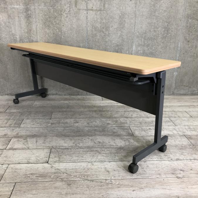 【お買い得！！】使わない時には天板をたたんで収納できる、省スペースなテーブルです！
■TOYOSTEEL/ナチュラル天板/幕板付き/W1800サイズ
                        その他シリーズ
                                    中古
            