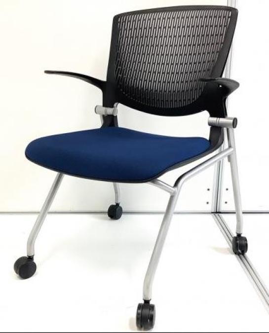 【在庫入替SALE】【スタイリッシュで快適な座り心地！】■オカムラ製　グラータシリーズ　ネスティングチェア　ブルー【平行スタッキング】
                        グラータチェア
                                    中古
            