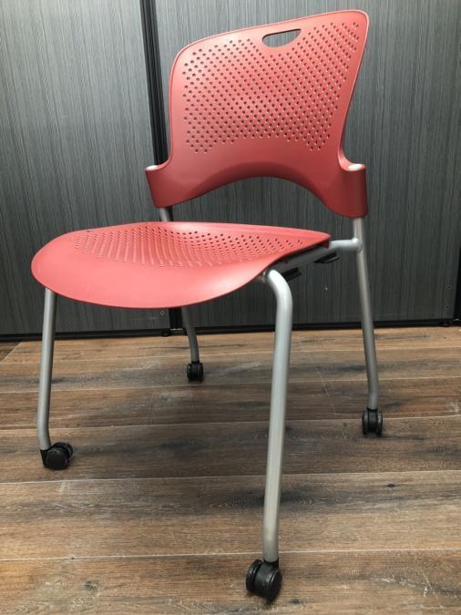 アーロンチェアで有名なHerman Miller製　ケイパー　スタッキングチェア！
                        ケイパー
                                    中古
            