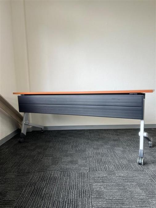 簡単なレイアウト調整　天板を倒すだけでキャスターのロックが可能　ウチダ　スタックテーブル
                        スタックテーブルSY
                                    中古
            